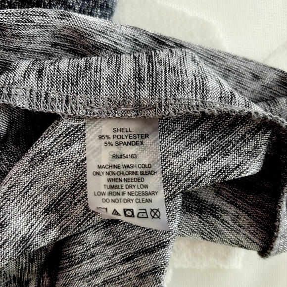 Calvin Klein Blue/Silver/Gray Sleeveless Top w/ Ruching. 5% Spandex. Size XL - Picture 8 of 10